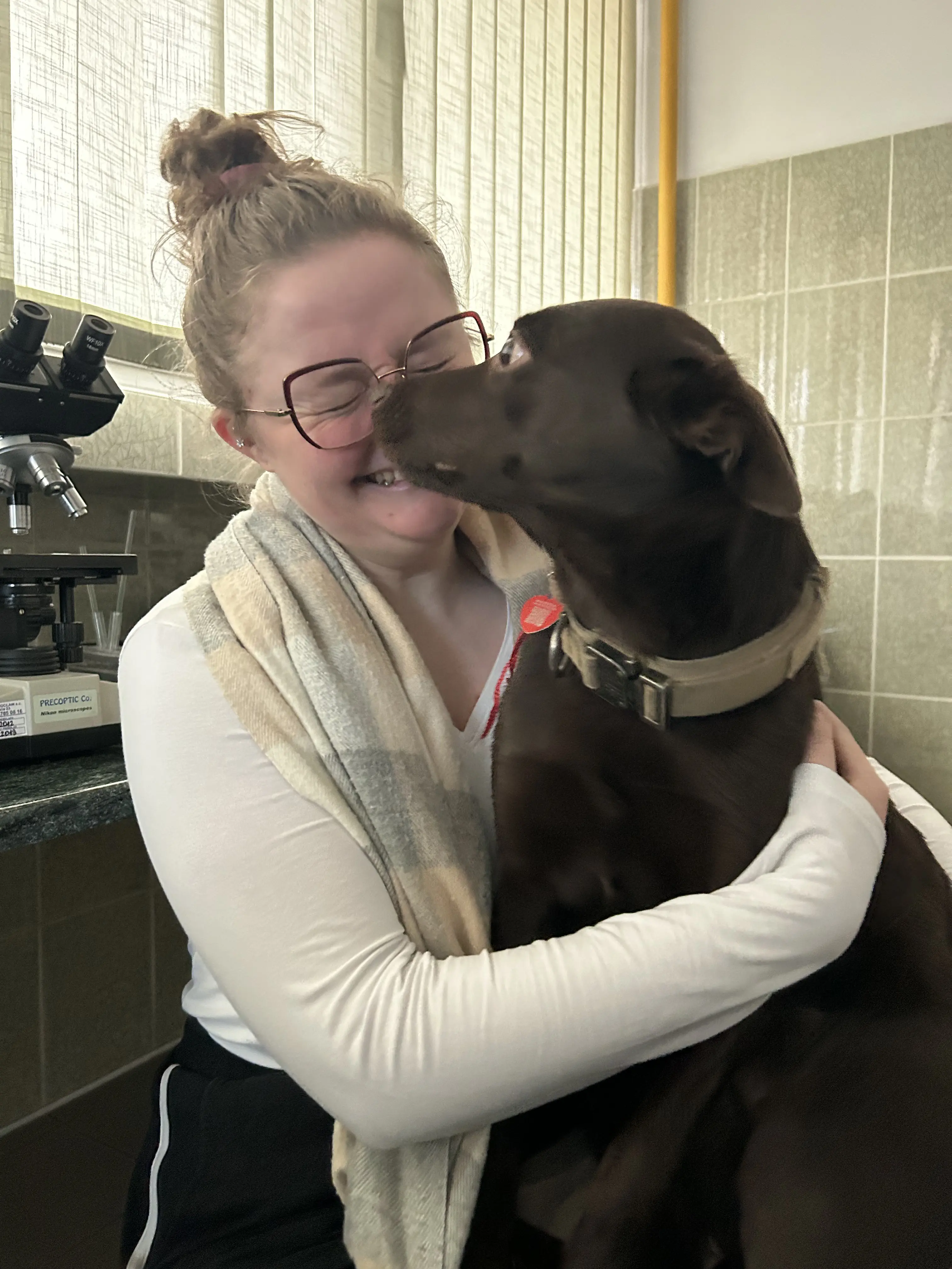 Julia przytulająca pacjenta